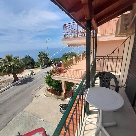Christina Sunny Rooms Loutsa  Exterior photo