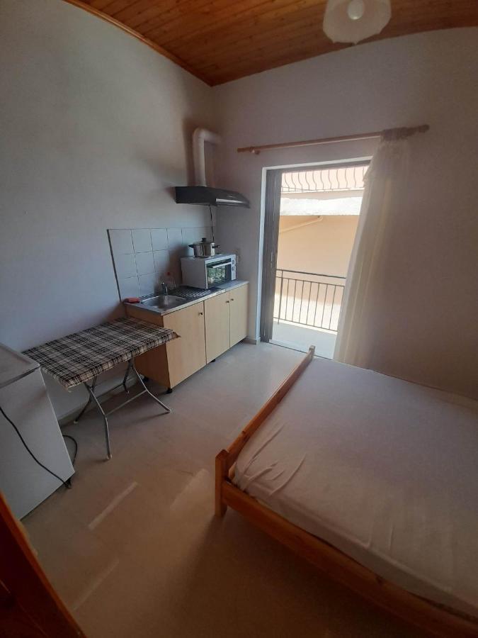 Christina Sunny Rooms Loutsa  Exterior photo
