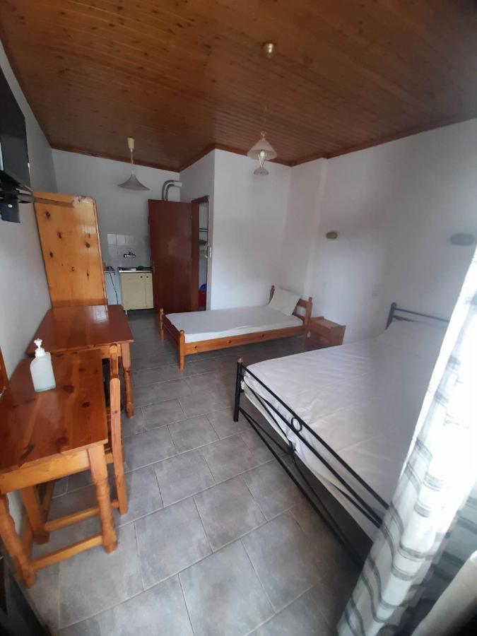 Christina Sunny Rooms Loutsa  Exterior photo